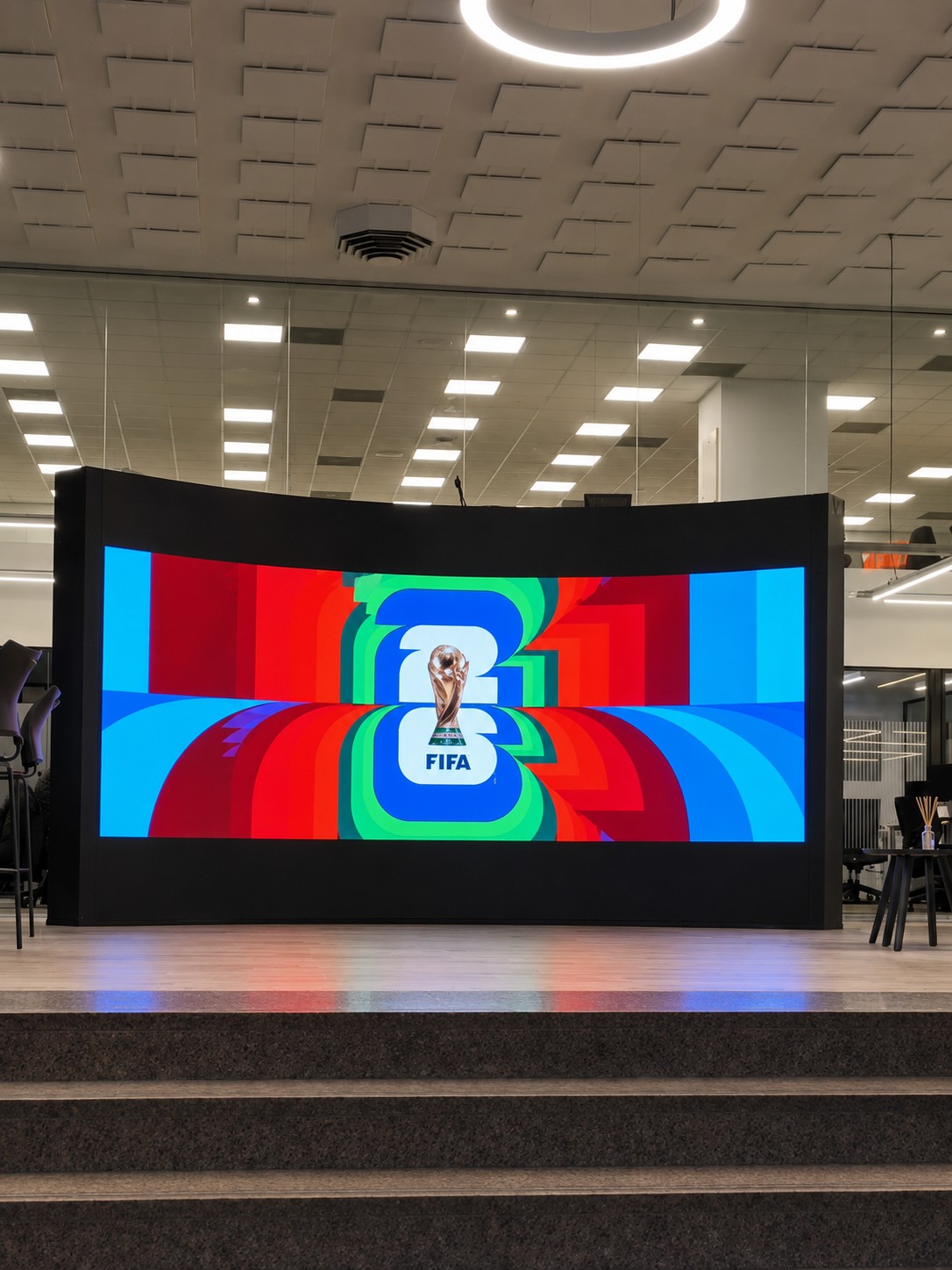 Pantalla LED de interior en Berkes mostrando contenido de la Copa Mundial de la FIFA