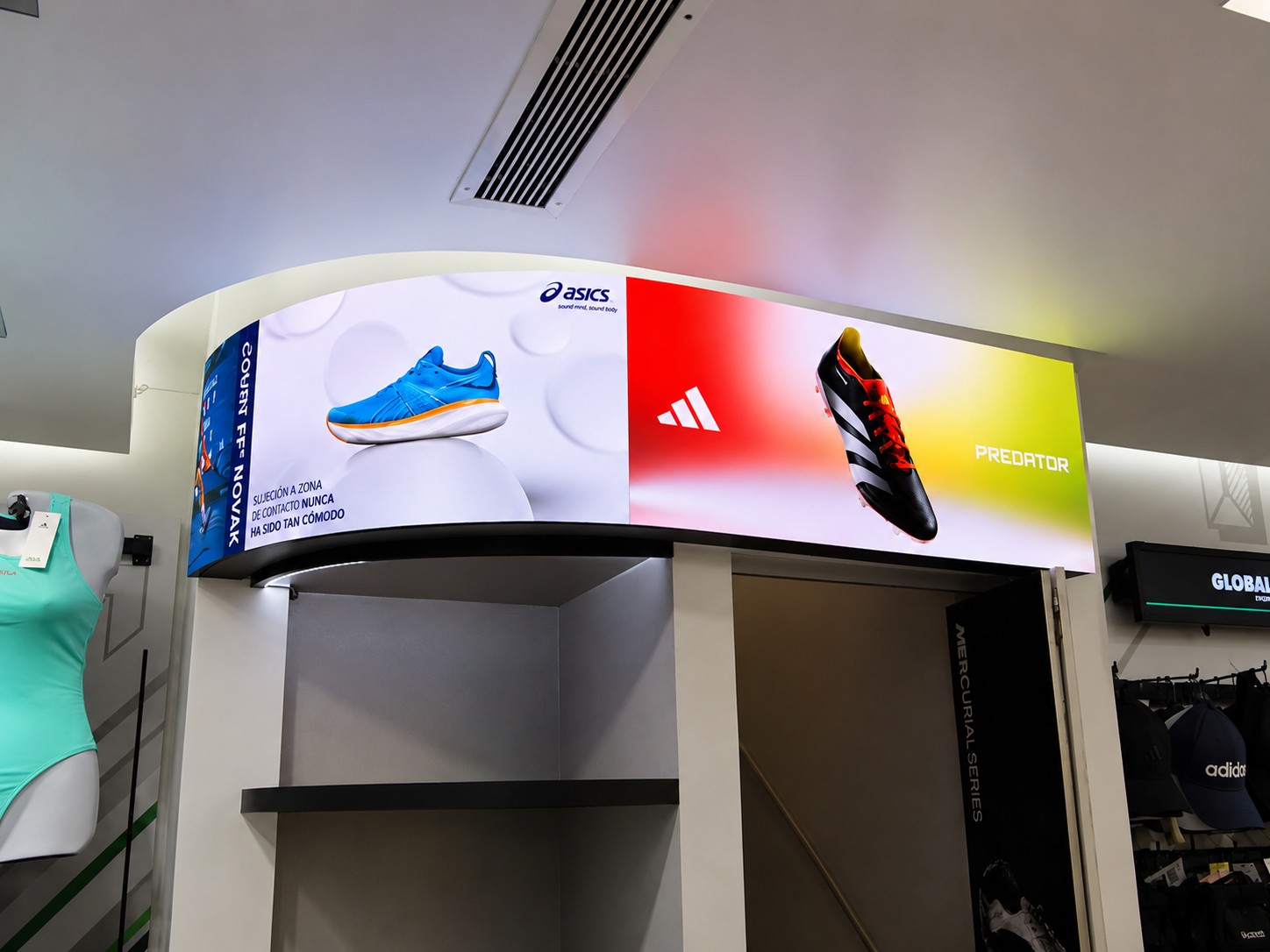 Pantalla LED curva en retail