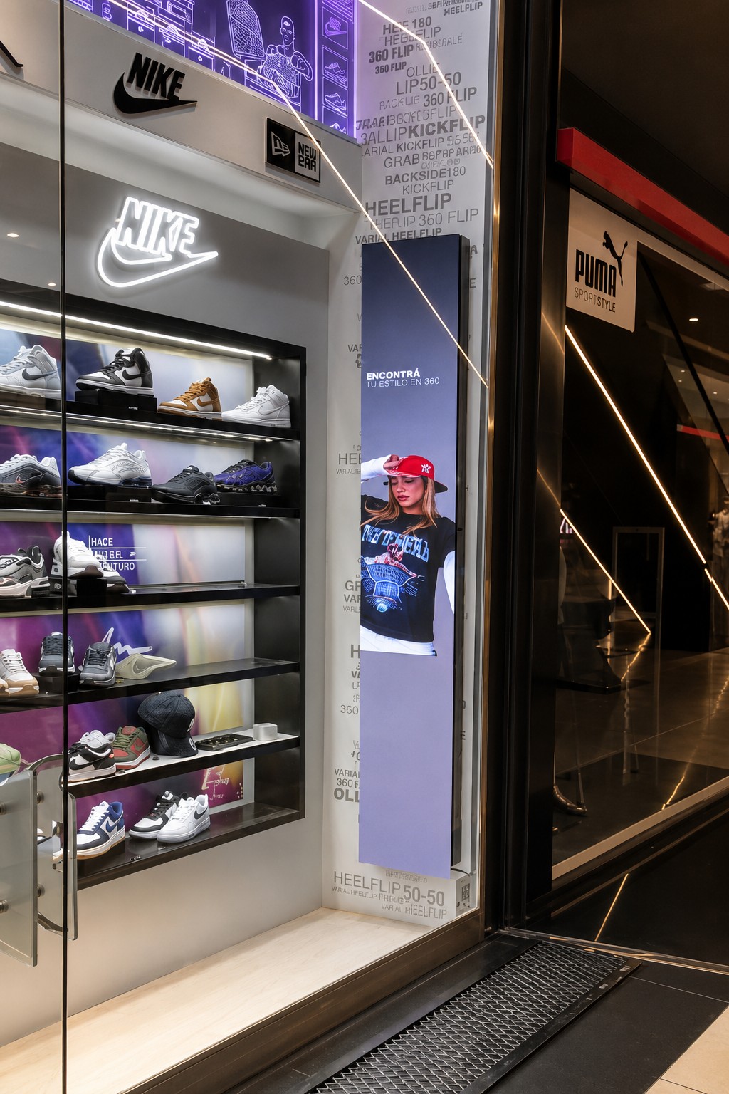Tótem LED en vidriera de local deportivo