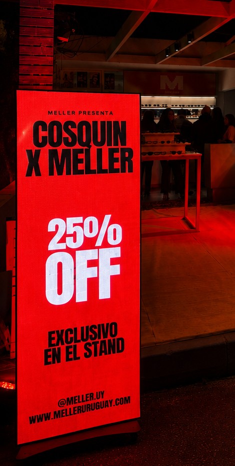 Tótem LED de Meller en un stand nocturno