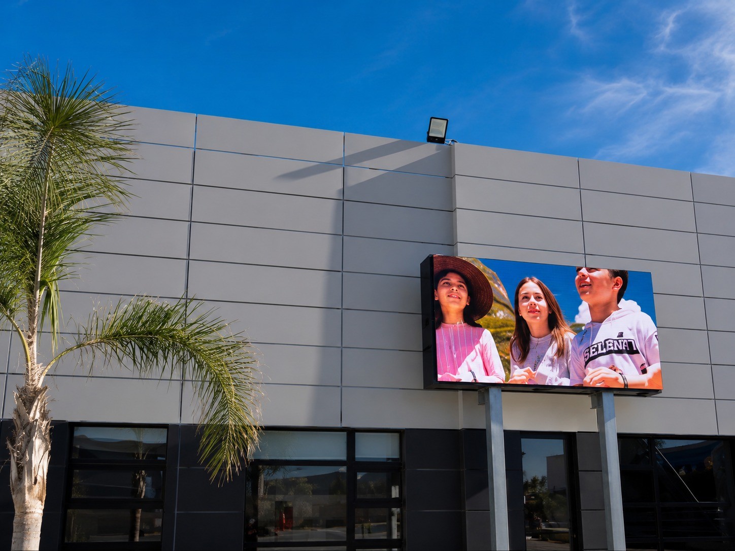 Cartelera LED de exterior con publicidad de Selena en una fachada