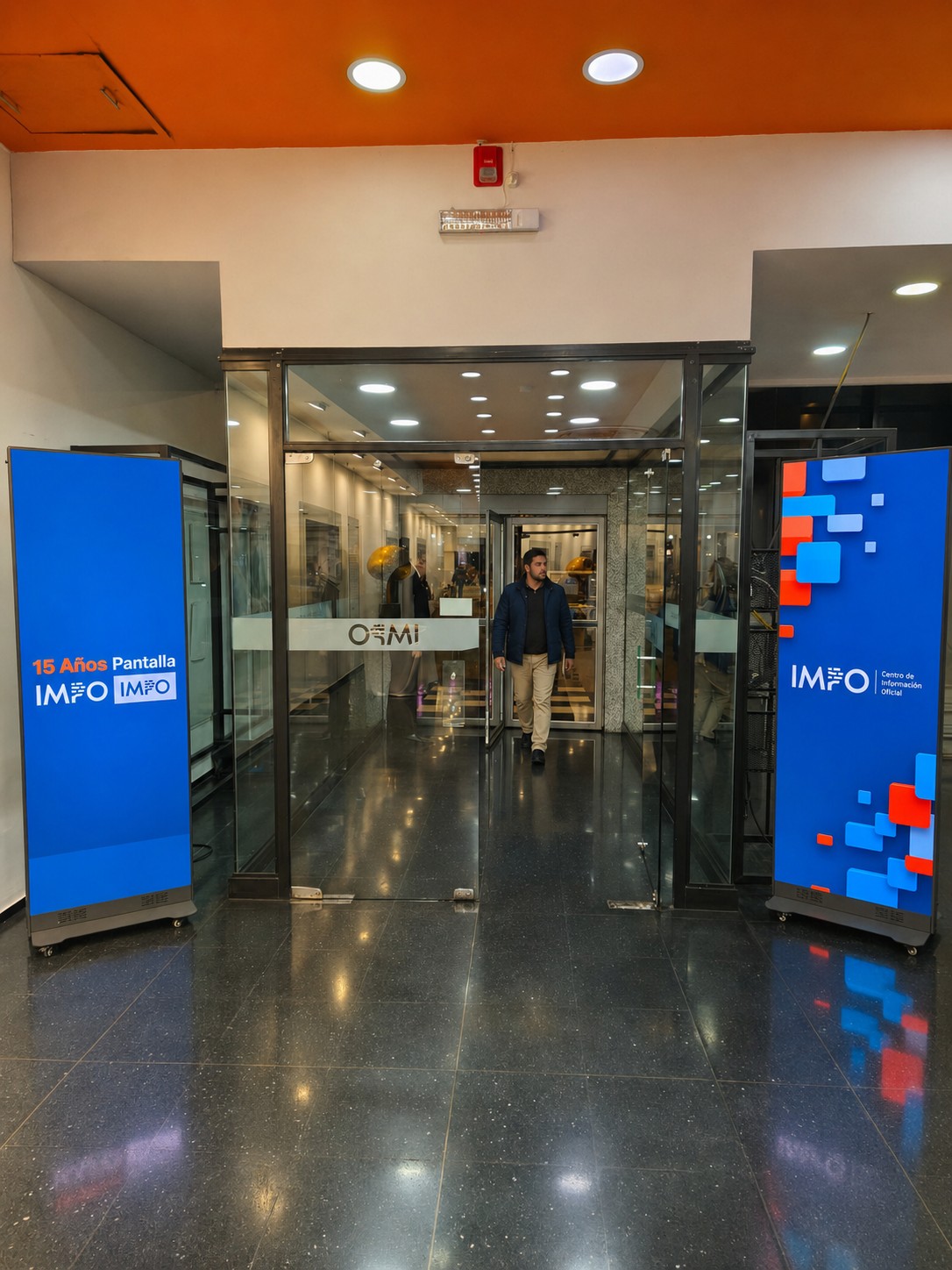 Tótems LED del IMPO en el hall de entrada