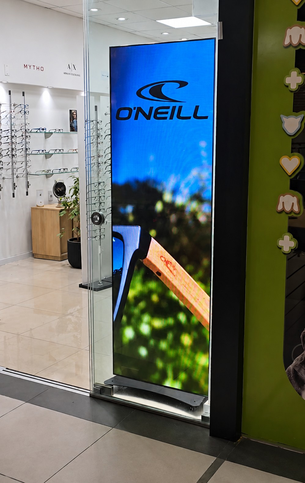 Tótem LED de O'Neill en un local